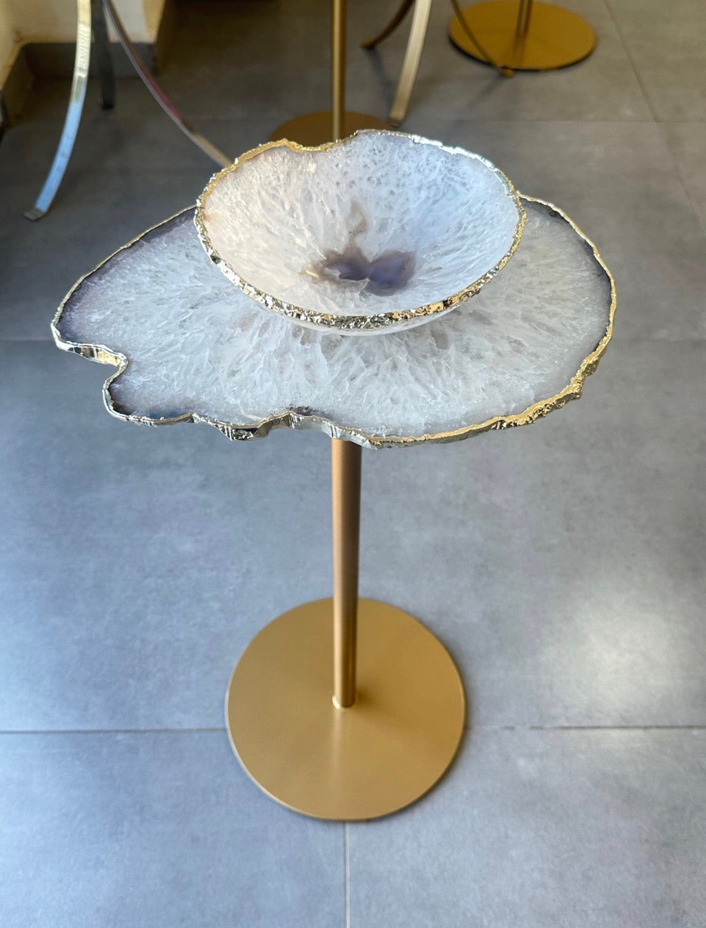 Mesa Lateral de Pedra especial com Pedestal Dourado 55cm
