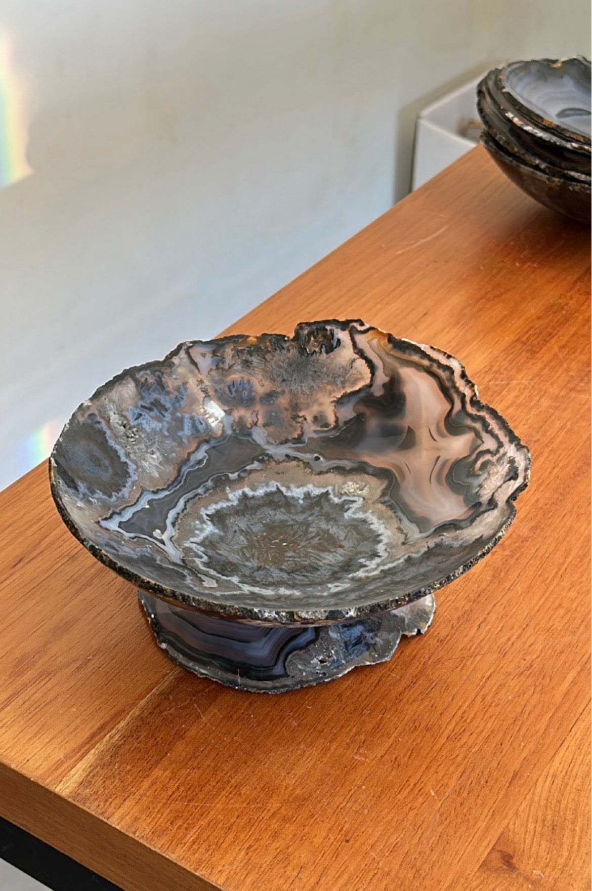 Fruteira de Ágata Azul com Padrões de Bandas e Pedestal Dourado