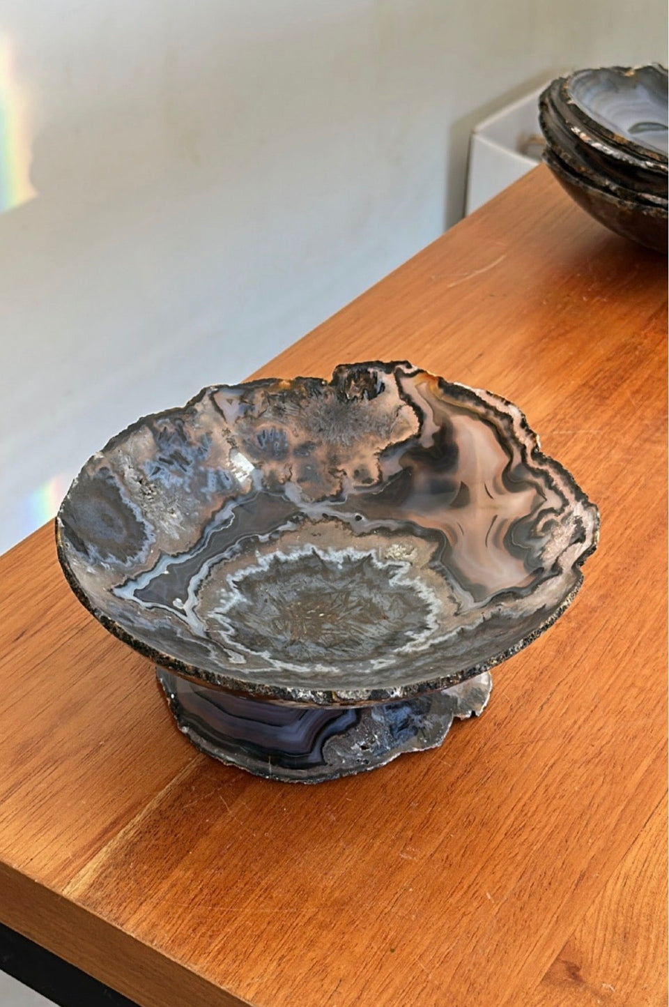 Fruteira de Ágata Azul com Padrões de Bandas e Pedestal Dourado